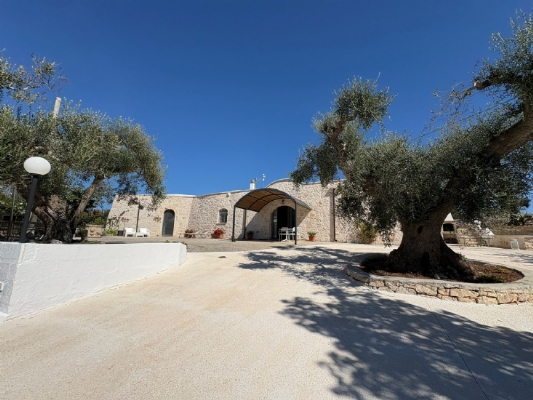 (Cod. Immobile: 0033789) Rustico con Trullo Ostunese ristrutturato con circa 6720 mq di terreno (VALLE D